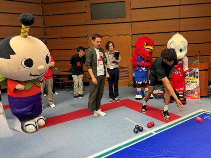ファイティングイーグルス名古屋のフランシス・ロペス選手がボッチャ体験をしている様子