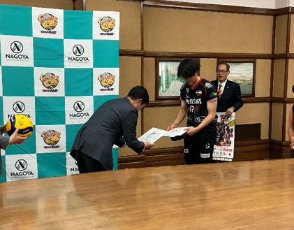 広沢市長へ色紙のプレゼントを渡している様子