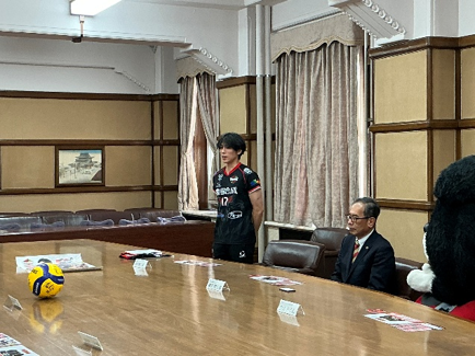 新キャプテン市川選手が今シーズンの意気込みを語っている様子